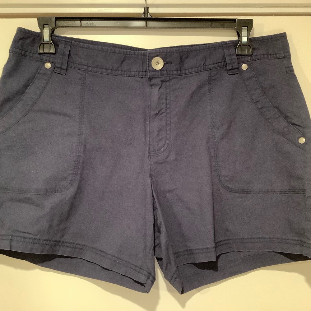 DKNY JEANS size 14 navy shorts